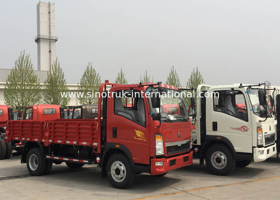 Camioneta brancos de SINOTRUK que transportam frutos dos vegetais