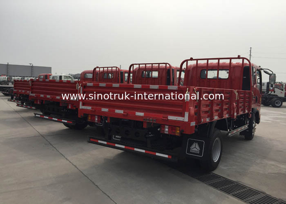 Camioneta brancos de SINOTRUK que transportam frutos dos vegetais