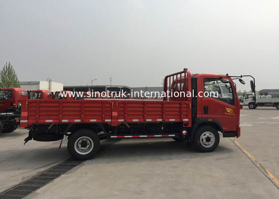 Camioneta brancos de SINOTRUK que transportam frutos dos vegetais