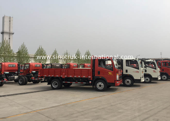 Camioneta brancos de SINOTRUK que transportam frutos dos vegetais