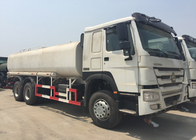 A estrada do caminhão da água potável de luta contra o incêndio ou o local de Ming empoeirado contêm