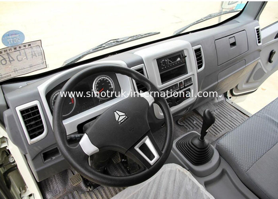 Os bens pequenos que transportam camioneta dois sentam o único beliche com A/C