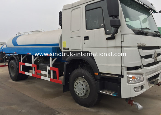 Caminhão de tanque 10CBM da água da construção de SINOTRUK HOWO com o gigante de uma rotação de 360 graus