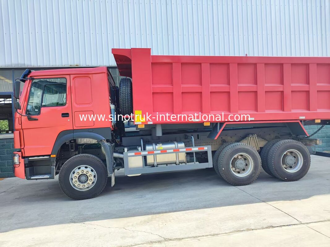 Caminhão pesado HOWO 371 cavalos de potência 6 × 4 com design de inclinação média, corpo de carga de 20 metros cúbicos, equipado com pneus padrão 12.00R20 para transporte de material a granel