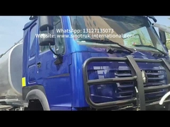 Truque de combustível LHD de carga pesada HOWO 8*4 400HP: sistema de depósito duplo 40CBM para distribuição de combustível de longa distância